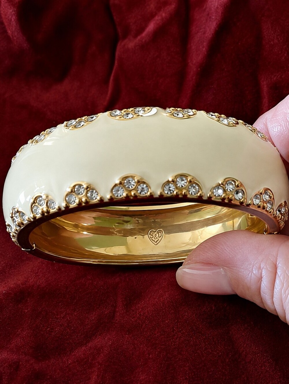 Stella and Dot SLOAN Enamel Rhinestone Bangle Hinged Bracelet Cream Gold Tone.